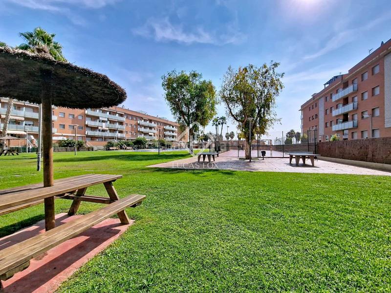 Foto 5a208f02-2ff3-43a9-a43c-a782354f99c1. Piso exclusiva planta baja con 4 dormitorios y terraza de 80m amplitud, luz y confort junto al mar en Cubelles