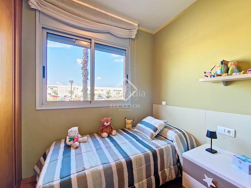 Foto bc23e5b0-55e9-4739-8ee6-613e2e31eb4e. Piso exclusiva planta baja con 4 dormitorios y terraza de 80m amplitud, luz y confort junto al mar en Cubelles
