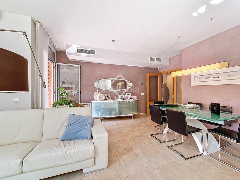 Foto ce3d6cad-15e4-4b7f-bbc5-f4fb46d2e096. Piso exclusiva planta baja con 4 dormitorios y terraza de 80m amplitud, luz y confort junto al mar en Cubelles