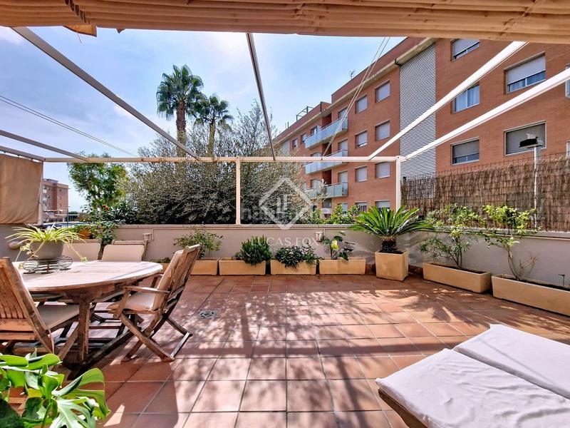Foto ef47cbfc-babd-40be-92b9-0e2afb371dc4. Piso exclusiva planta baja con 4 dormitorios y terraza de 80m amplitud, luz y confort junto al mar en Cubelles