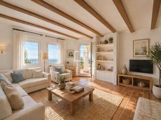 Chalet en Bellamar. Casa con tres viviendas independientes y vistas panorámicas al m