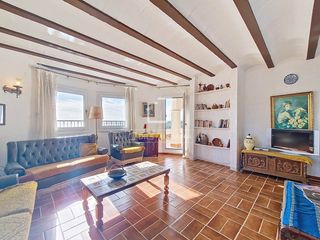 Chalet in Bellamar. Casa con tres viviendas independientes y vistas panorámicas al m