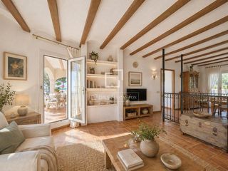 Chalet in Bellamar. Exclusiva villa con tres viviendas independientes y espectacular