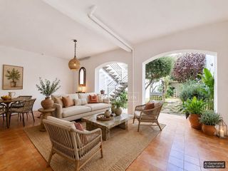 Chalet in Centrevila. Magnífica casa señorial con 8 dormitorios y garaje privado para