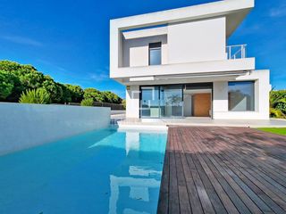 Xalet a L´Aragai. Exclusiva villa contemporánea con vistas al mar, piscina privada