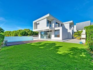 Xalet a L´Aragai. Exclusiva villa contemporánea con vistas al mar, piscina privada