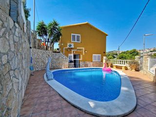 Xalet a Segur de Calafell Nucli Urbà. Una oportunidad excepcional villa reformada con piscina, tres vi