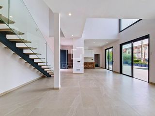 Xalet a Segur de Calafell Nucli Urbà. Exclusiva villa de obra nueva con diseño contemporáneo, piscina