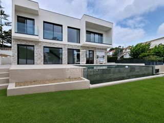 Chalet in Segur de Calafell Nucli Urbà. Exclusiva villa de obra nueva con diseño contemporáneo, piscina