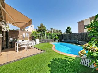 Chalet en Molí de Vent. Preciosa casa adosada con piscina privada en venta a solo 15 min