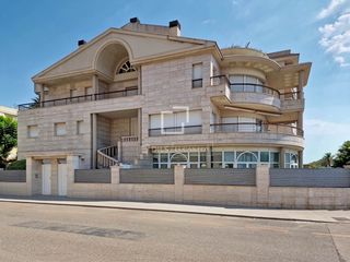 Chalet in L´Estany. Excepcional villa de lujo en primera línea de mar con piscina in