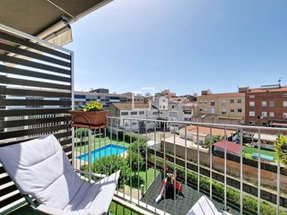 Piso en Centrevila. Amplio piso de tres dormitorios con piscina