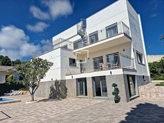 Xalet a Segur de Calafell Nucli Urbà. Luminosa villa contemporánea, completamente renovada, construida