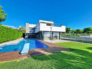 Chalet in Cunit Residencial. Villa de lujo con amplios espacios y piscina privada en cunit