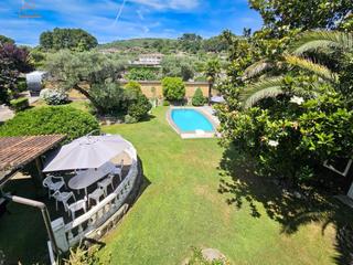 Chalet en Mombeltrán. Chalet independiente con piscina y alta rentabilidad turística e
