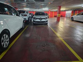 Lloguer Aparcament cotxe  Calle de fernando delgado. Se alquila plaza de garaje en barrio vista alegre.