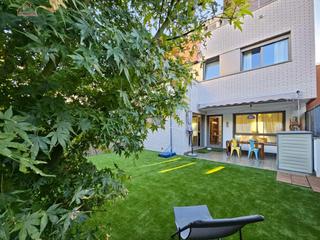 Chalet  Avenida angel saavedra. Inmosai vende elegante chalet con jardín y terrazas, listo para