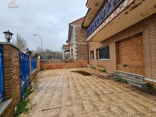Lloguer Local Comercial a Valdemorillo Pueblo. Inmosai alquila amplio local comercial