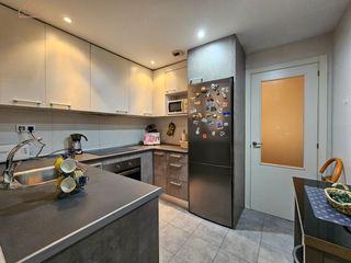 Pis  Calle urgel. Inmueble en venta con terraza, plaza de garaje y trastero junto