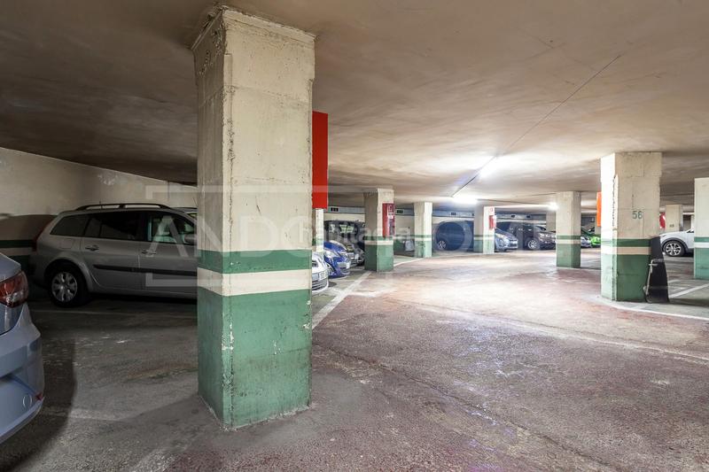 Foto a620c855-485b-4d28-86e8-8d6bf41984cf. Autoparkplatz in El Camp de l´Arpa del Clot Barcelona