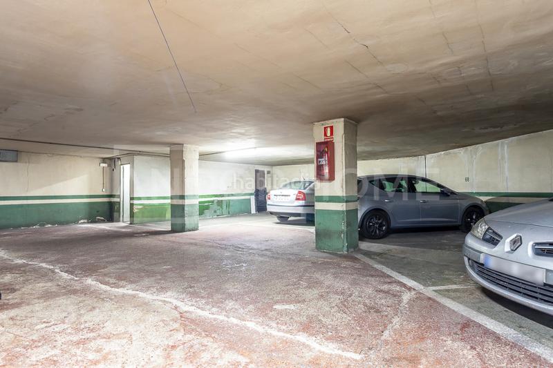 Foto b8d6018f-7077-41cf-902e-b6876eb06c6d. Parking voiture dans El Camp de l´Arpa del Clot Barcelona