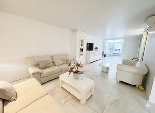 Casa adossada a Hispanoamérica-Comunidades. Amplio chalet adosado reformada en el centro, con 3 dormitorios,