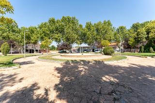 Casa adosada  Gloria fuertes. Amplia chalet adosada en ciempozuelos con 4 dormitorios, jardín