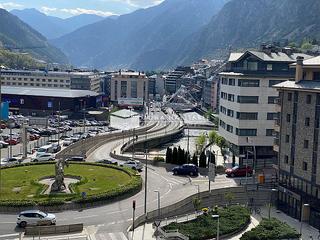 Pis a Escaldes-Engordany. Piso céntrico con terraza, muy luminoso e ideal para inversión e