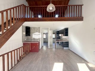 Lloguer Casa aparellada a Sispony. Casa adosada en alquiler con terraza, jardín comunitario y altil