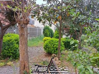 Casa a Tordera. Casa centro pueblo con jardin , garaje.