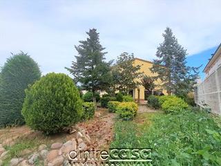 Casa en Tordera. Casa centro pueblo con jardin , garaje.