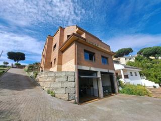 Maison à Sant Cebrià de Vallalta. 2 viviendas pareadas, materiales de primera calidad.