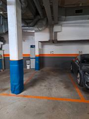 Aparcament cotxe a Sant Pere. Garaje para coche, moto, puerta automática.