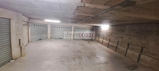 Aparcament cotxe a Tordera. Garaje cerrado para dos coches y moto.