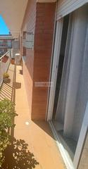 Pis a Tordera. Piso esquinero con garaje, todo exterior, dos balcones.