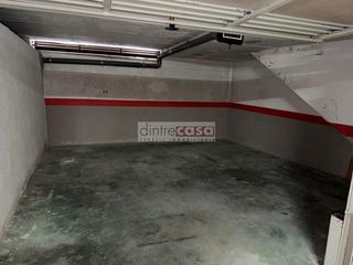 Aparcament cotxe  Carrer camí ral 118. Garaje cerrado plaza grande.