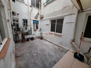 Pis a Llefià. Planta baja con patio, 4 habitaciones.