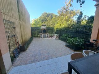 Casa adossada a Tordera. Casa con garaje, patio, 5 habitaciones,2 ba�os.