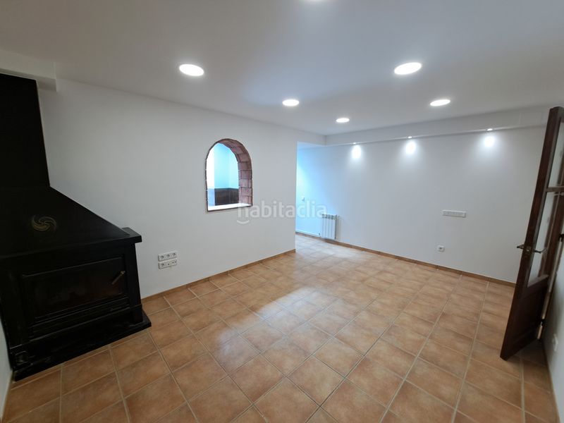 Foto f11c3e4b-e2b4-4af7-8417-5aa97d1a337a. Casa aparellada amb xemeneia calefacció a Tordera Tordera