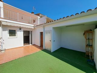 Casa aparellada a Tordera. Casa reformada con jardin
