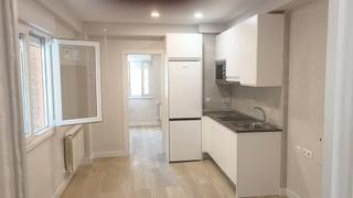 Alquiler Apartamento en Calle de virgen del val 19. Apartamento exterior recién reformado a estrenar al lado metro b