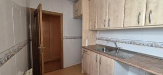 Piso en Pintores-Ferial. Inmo 3 vende piso de 2 dormitorios y ascensor en parla, zona pin
