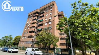 Flat  Calle soledad cazorla. Piso de 4 dormitorios con garaje.