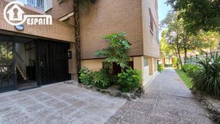 Pis  Calle soledad cazorla. Piso de 4 dormitorios con garaje.