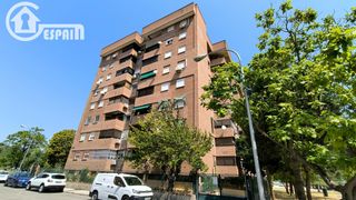 Pis  Calle soledad cazorla. Piso de 4 dormitorios con garaje.