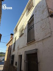 Casa a Burgohondo. Casa familiar de tres plantas en burgohondo