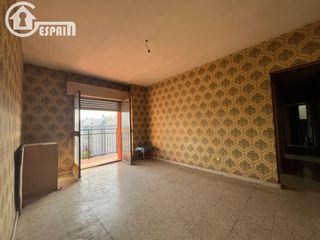 Piso en Las Águilas. Piso con terraza y 3 dormitorios.