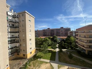 Pis a Calle valle inclan 99. 4ª planta con ascensor, con terraza, 3 dormitorios y un baño.