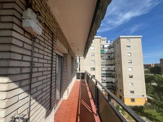 Flat in Calle valle inclan 99. 4ª planta con ascensor, con terraza, 3 dormitorios y un baño.