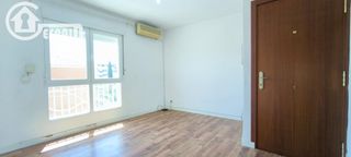 Piso  Calle soledad cazorla. Vivienda con tres dormitorios y ascensor
